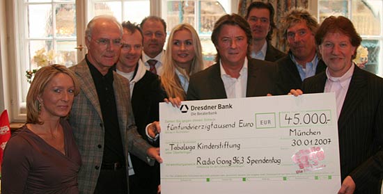 Spendenübergabe in Alfons Schuhbecks Münchner Kindlstube an Dr. Jürgen Haerlin (ganz rechts), der Sternekoch selbst war schon wieder eiligst unterwegs nach Mallorca (Foto: Martin Schmitz)